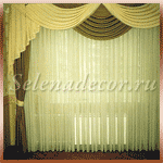 Тканевые жалюзи использованы вместо традиционного тюля, а окно оформлено шторами: тёмные портьеры и светлый ламбрекен
