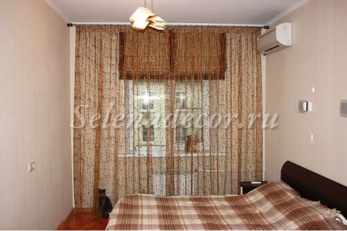 Римские шторы в спальне за прозрачными гардинами