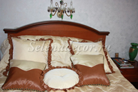 Декоративные подушки для спальни из контрасных тканей